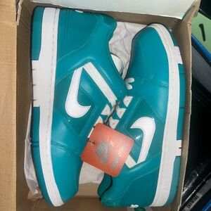 Nike SB Low-Top Sneakers Teal & White
